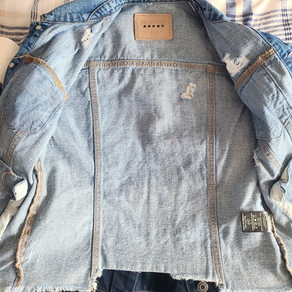 Blank NYC Distressed Blue Denim Cropped Frayed Hem Jean Jacket Size XS - Picture 8 of 16
